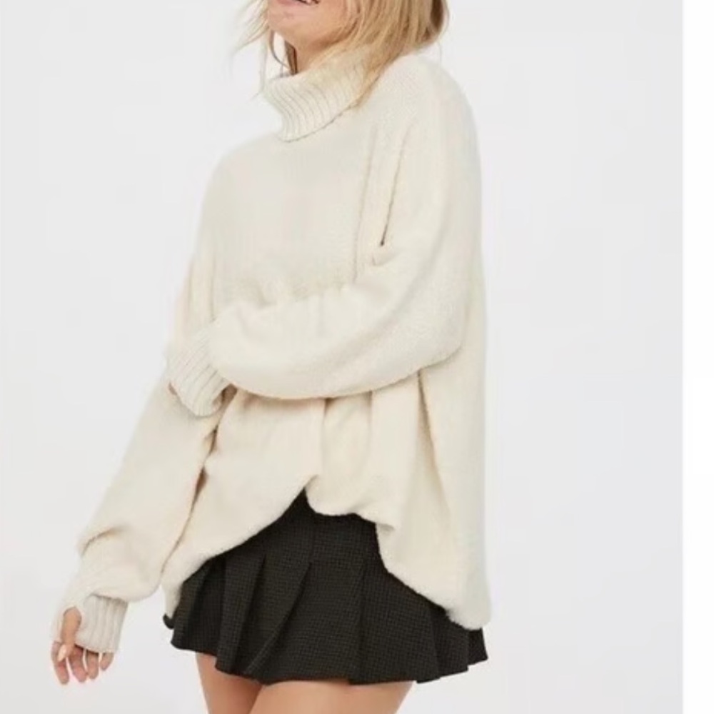 🌷 Aerie Cream Oversized Turtleneck Sweater